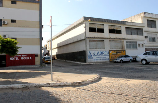 Brumado: Homens armados assaltam transeunte no centro