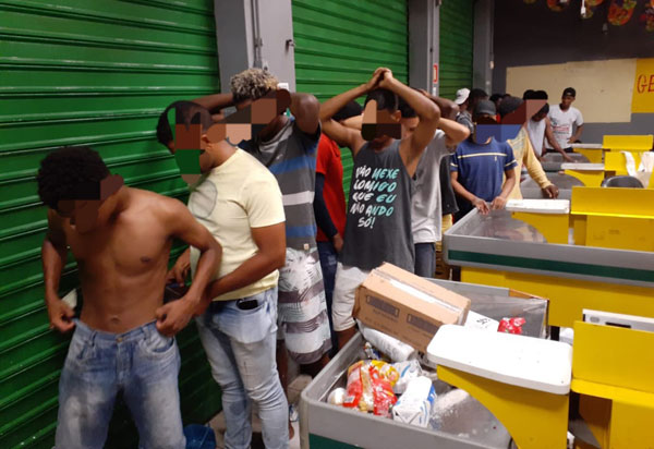 Mais de 30 pessoas tentam furtar lojas em Salvador e são detidas pela Polícia Militar