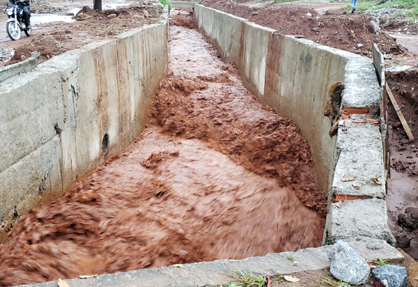 Forte chuva enche canais pluviais que cortam os bairros Santa Tereza e São José