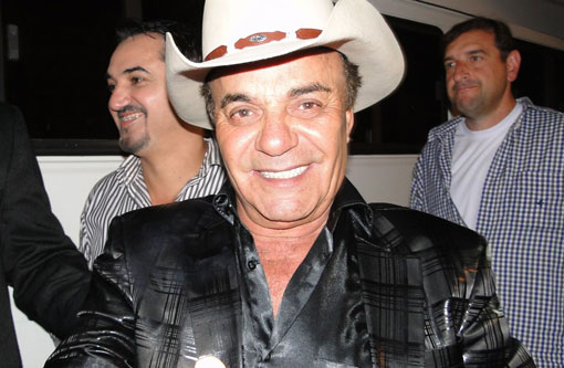 Sertanejo Gino passa por intervenção cirúrgica, mas passa bem