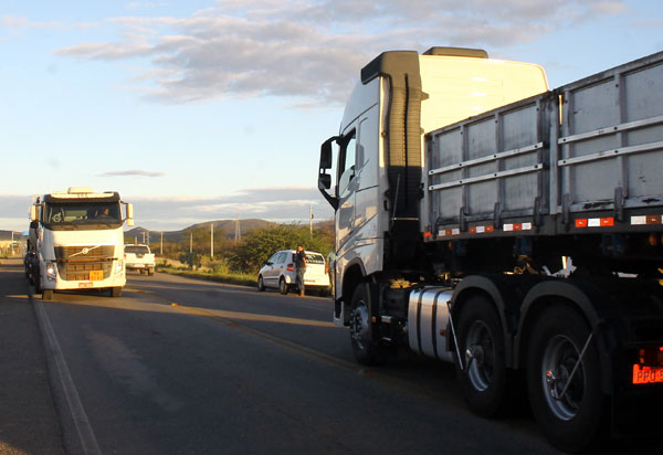 Bolsonaro diz que governo vai criar cartão-caminhoneiro