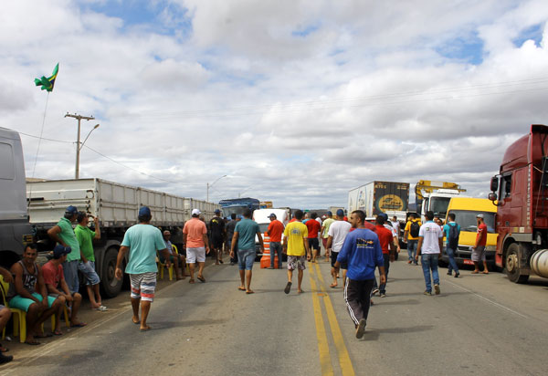 Após reunião com governo, caminhoneiros descartam paralisação