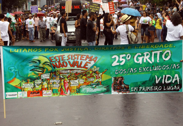 Brumado: Grito dos Excluídos participou do desfile cívico com o tema 'Este sistema não vale'