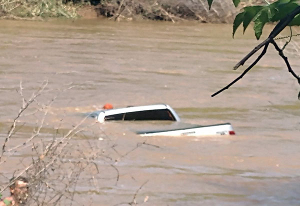 Hillux que foi arrastada pelas águas do Rio Brumado é retirada do local
