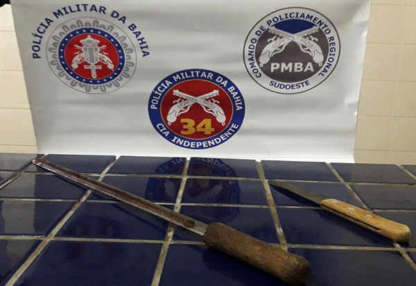 Brumado: homem ameaça clientes de bar com faca e espeto no bairro Olhos D'água; ele foi detido pela Polícia Militar