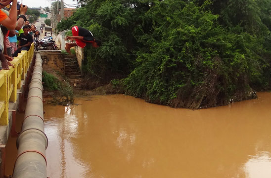 Brumado: Homem pula da ponte da Avenida Coronel Santos