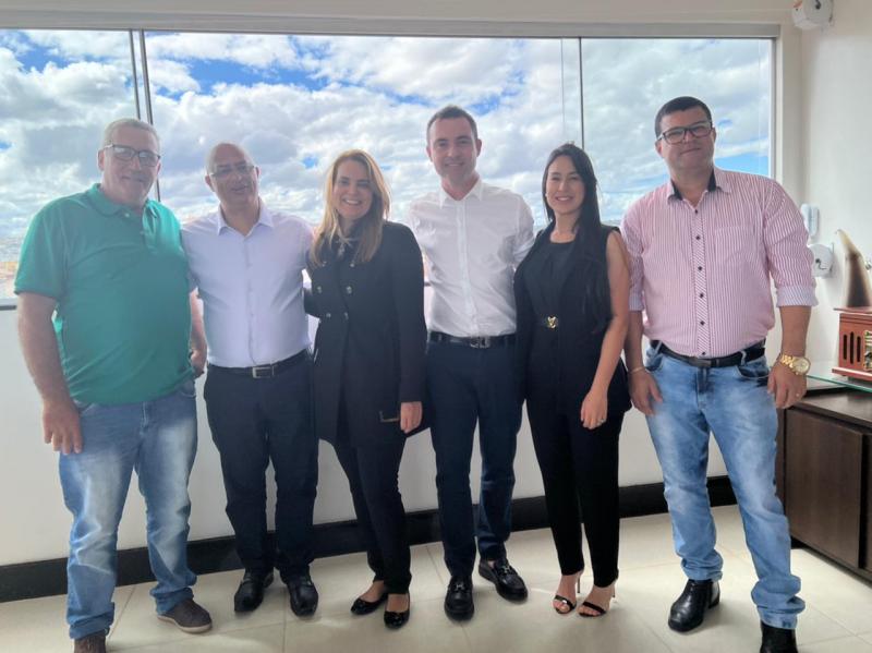 Fabrício Abrantes se reúne com prefeita de Vitória da Conquista para abordar desenvolvimento da região