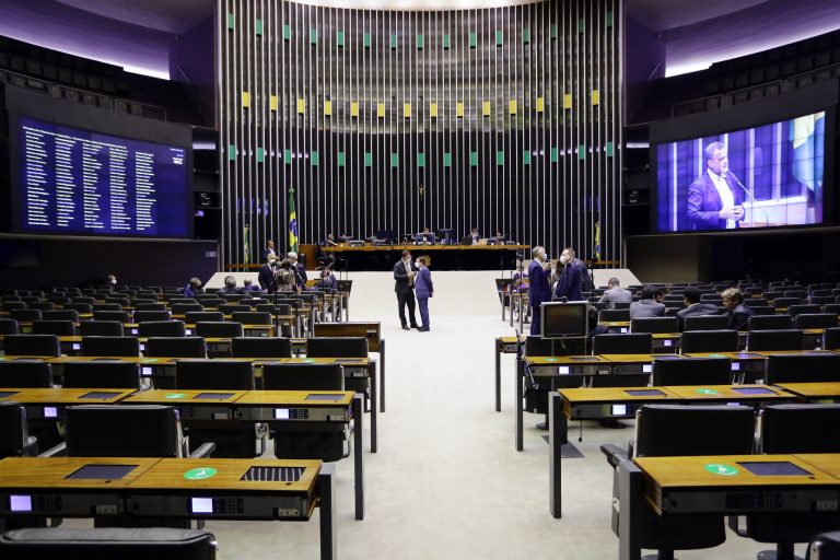 Câmara aprova MP que destina R$ 2 bi para vacina de Oxford contra a Covid-19