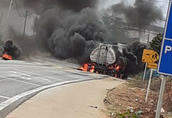 Carreta carregada com combustível pega fogo na BR-030, em Ibitira