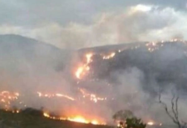 Incêndio atinge áreas de mata na cidade de Rio de Contas; chamas já destruíram espaço equivalente a 540 campos de futebol