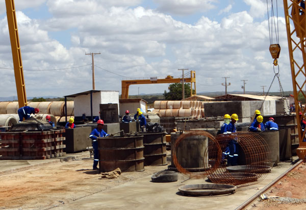 Produção industrial cai pelo terceiro mês seguido