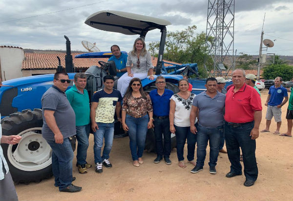 Jussiape: Ivana e prefeito entregam trator e implementos agrícolas