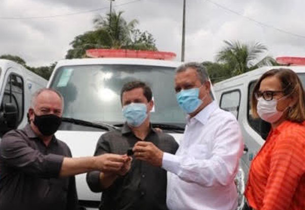 Com emenda de Ivana Bastos, Rui entrega ambulância para Lençóis, Igaporã e Dom Basílio