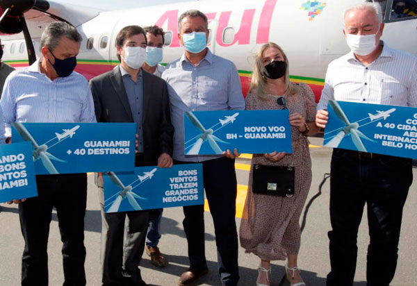 Ivana Bastos comemora chegada do Voo da Azul em Guanambi