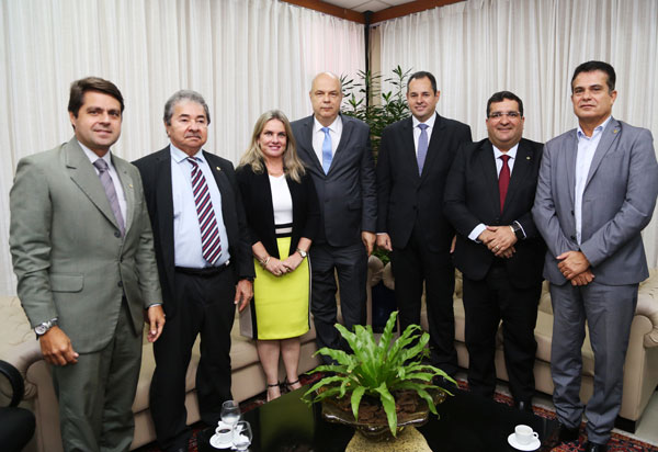 Ivana Bastos participa de encontro que anuncia leilão da Fiol para 2020