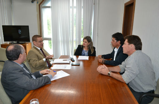 Lagoa Real: deputada e prefeito apresentam demandas à SIHS