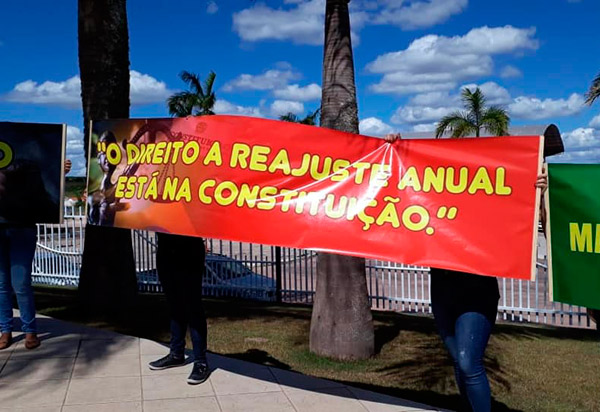 Barra da Estiva: profissionais da educação protestam durante Jornada Pedagógica
