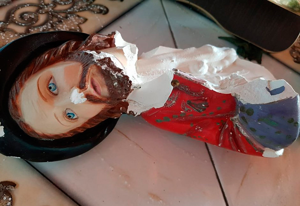 Bahia: Evangélico invade capela e destrói imagens sacras