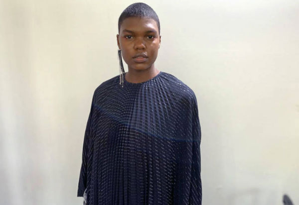 Brumadense Juliana Lírio realiza sonho de desfilar na SPFW após vender pirulitos de chocolate nas ruas