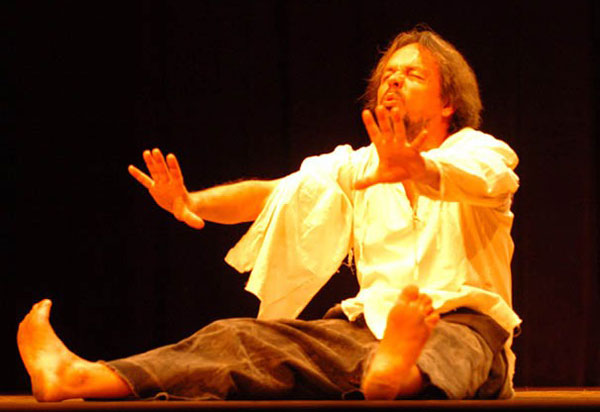 O ator Júlio Adrião apresentará em Brumado monólogo premiado, nesta terça (26)