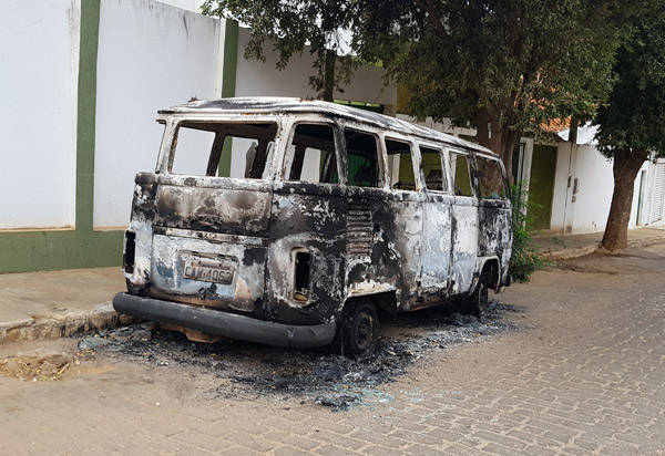 Brumado: Kombi da Sociedade Espírita Alberto Marques Barreto foi incendiada 