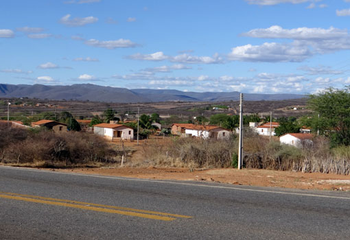 Brumado: pais de alunos moradores da Fazenda Cachoeira estão insatisfeitos com matrículas dos filhos em escola na Lagoa Funda; secretária de Educação convoca reunião para resolver impasse