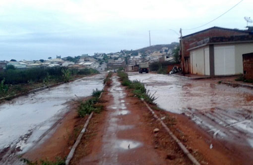 Brumado: Após chuvas lama toma conta da Rua Israel Dias de Oliveira; moradores estão na bronca