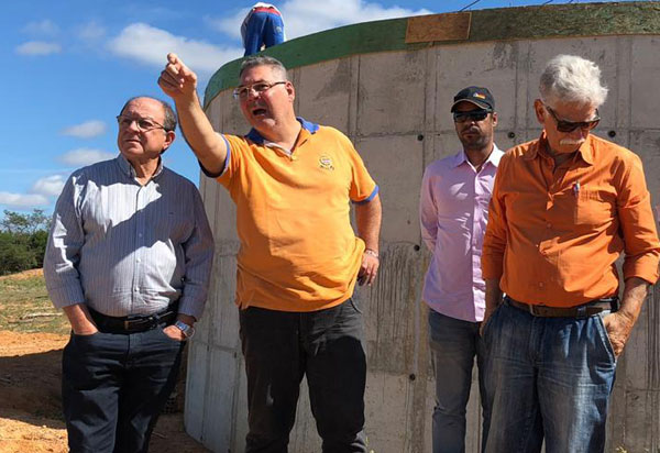 Em reunião com técnicos da Embasa, Léo Vasconcelos tem a confirmação que o Povoado de Samambaia receberá em setembro a água de Adutora do Algodão