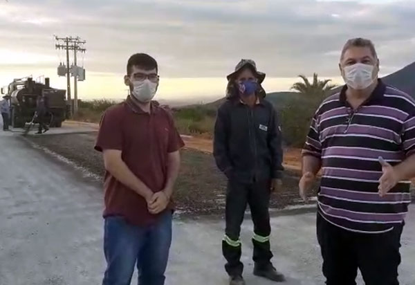 Brumado: Léo Vasconcelos acompanha obra de asfaltamento da estrada que liga a BR-030 aos distritos de Samambaia e Ubiraçaba