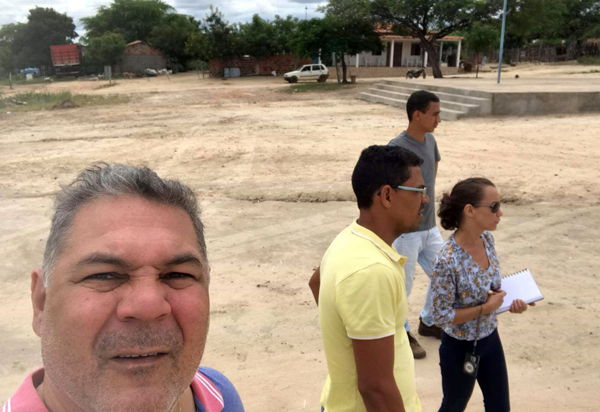Brumado: Léo Vasconcelos visita local onde poderá ser construída quadra poliesportiva para comunidade de Lagoa de São João