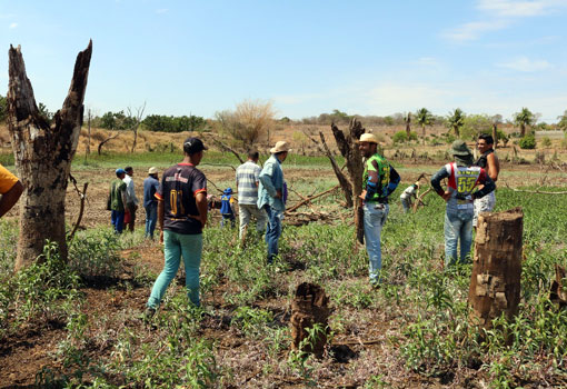 Rio do Antônio: prefeito participa com a população do mutirão de limpeza da barragem Lagoa da Horta