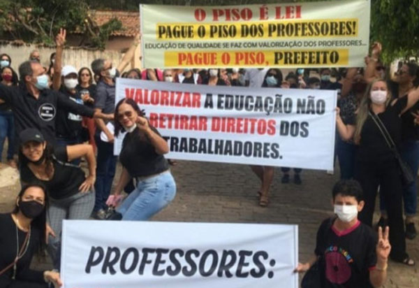Licínio: Professores vão às ruas pela valorização do profissional e pagamento do piso salarial