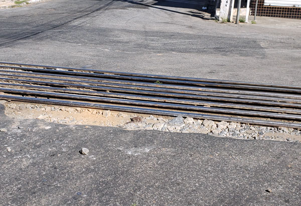 Brumado: condutores de veículos solicitam recuperação de trecho na passagem da linha férrea no início da Avenida Coronel Santos