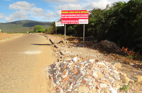 PREFEITURA ADVERTE, MAS LIXO CONTINUA SENDO JOGADO