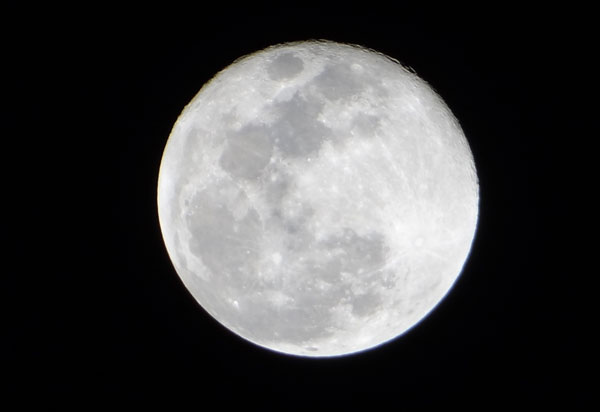 Nasa anuncia descoberta de água em estado líquido na Lua
