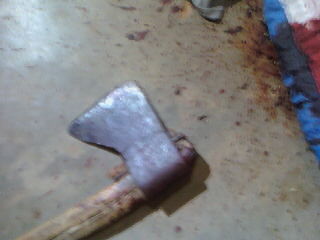 TANHAÇU: HOMEM TENTA MATAR IRMÃO COM MACHADADAS