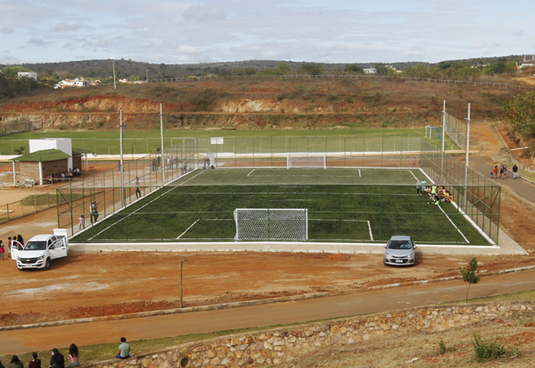 Em Maetinga, Estado inaugura arena esportiva e dá início a obra de ampliação de colégio 