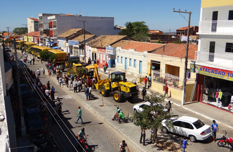 Aracatu: Sérgio Maia apresenta veículos adquiridos à população