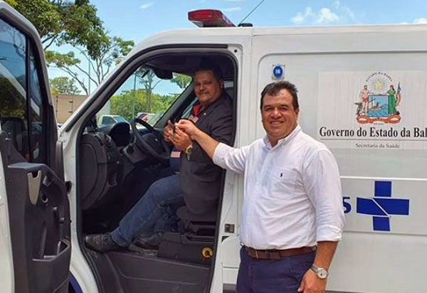 Deputado Marquinho Viana e prefeito Haroldo Aguiar, de Ibicoara, recebem ambulância furgão