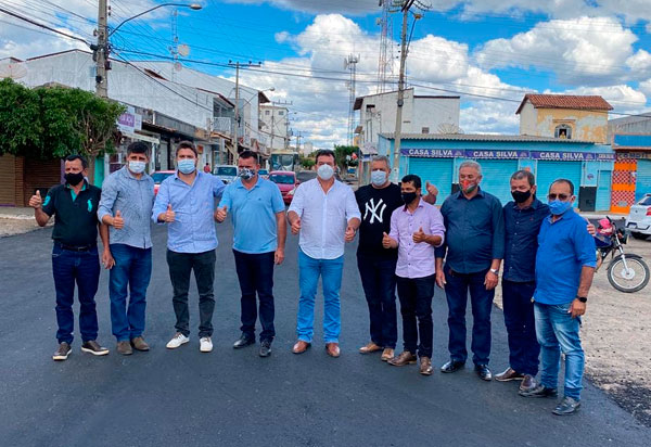 Deputado Marquinho Viana vistoria as obras de pavimentação asfáltica de ruas do centro de Cordeiros
