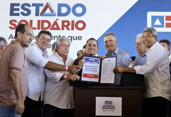 Marquinho Viana com o Governador Rui e pré-candidato a Governador do Estado Jerônimo juntos na assinatura de Convênios com a Prefeitura de Ituaçu 