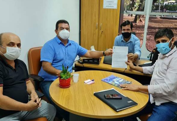 Deputado Marquinho Viana e prefeito de Cordeiros na assinatura de convênio com a CAR-SDR