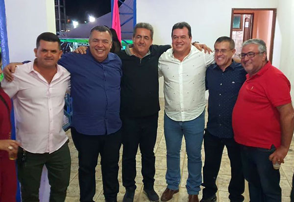 Deputado Marquinho Viana congratula-se com amigos em Livramento de Nossa Senhora