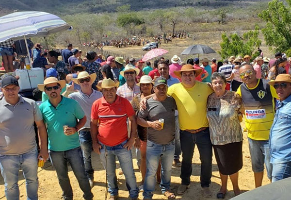 Deputado Marquinho Viana participa da tradicional festa do 'Pega do Boi no Mato', em Barra da Estiva