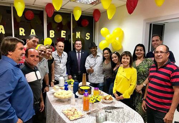 Deputado Marquinho Viana é recebido com café por funcionários do seu gabinete na ALBA