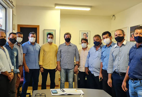 Deputado Marquinho Viana na Conder é informado da pavimentação de ruas do distrito de Jibóia, em Caraibas