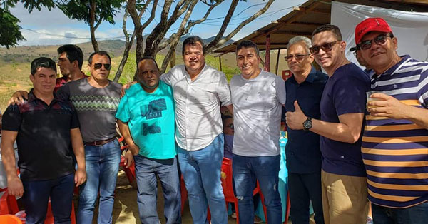 Deputado Marquinho Viana com amigos e lideranças em Macarani