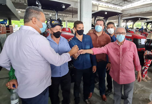 Deputado Marquinho Viana ao lado do governador Rui Costa e do senador Jaques Wagner entrega trator para Caculé