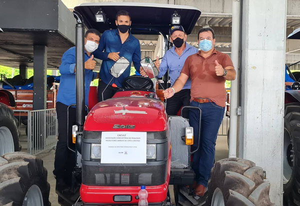 Deputado Marquinho Viana ao lado do governador Rui Costa e do senador Jaques Wagner entrega trator para Caculé