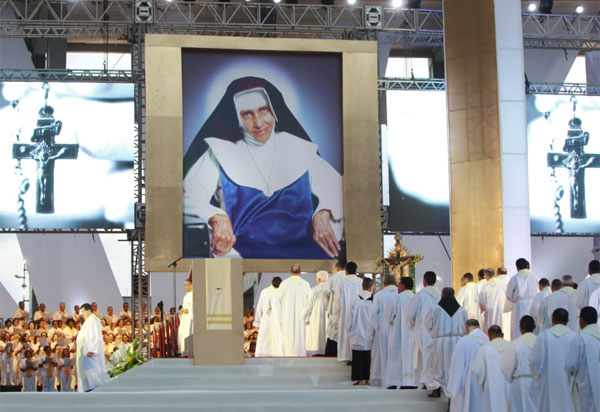 Fiéis participaram em Salvador da primeira celebração no Brasil pela canonização de Irmã Dulce